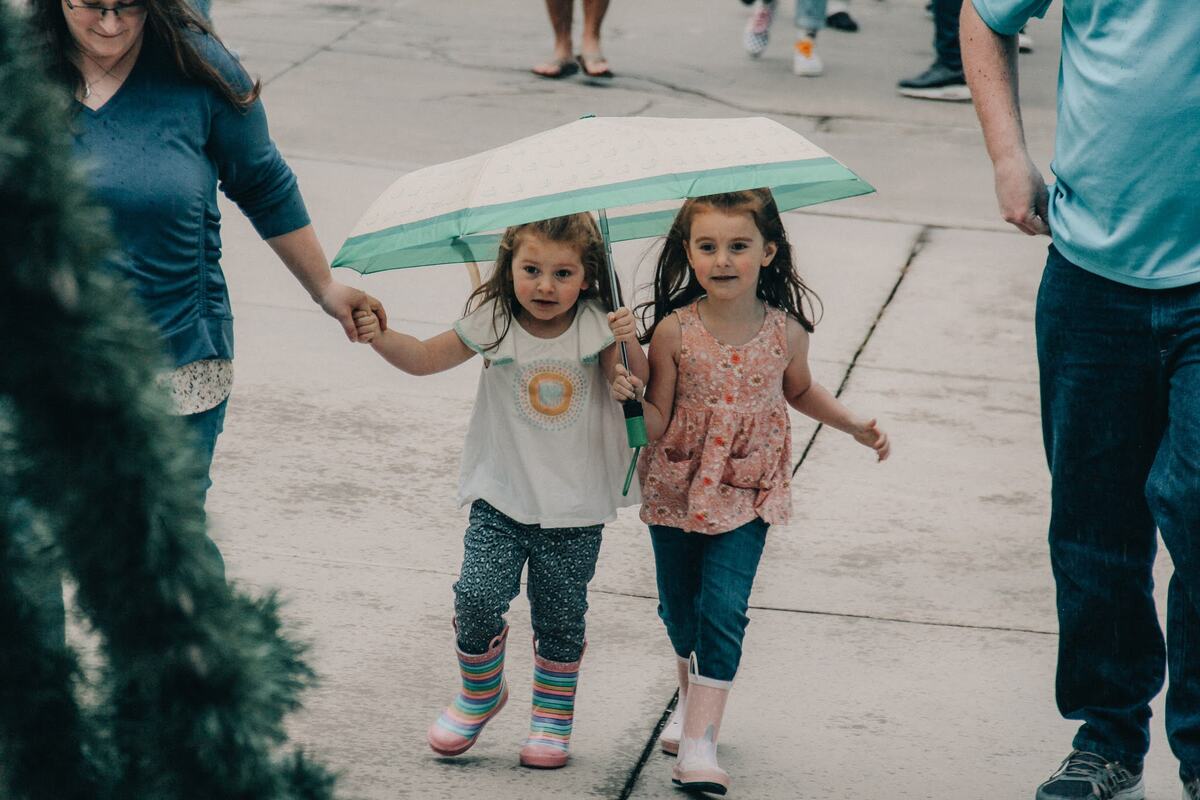 Children arriving with their parents.